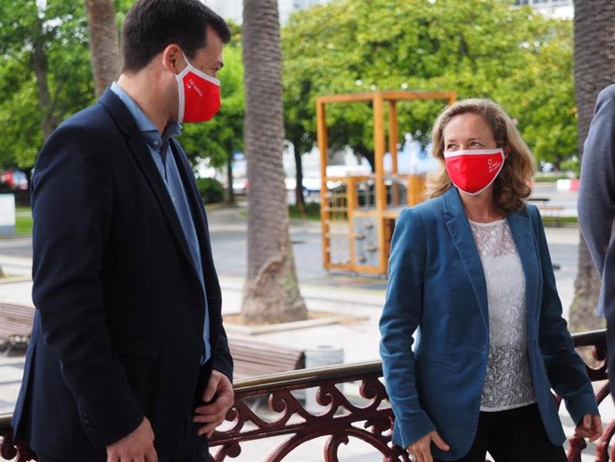 El candidato del PSdeG a la Presidencia de la Xunta, Gonzalo Caballero, y la ministra de Economía, Nadia Calviño, en A Coruña este domingo