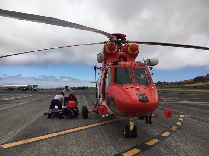 Llegada del helicóptero de rescate del GES al Aeropuerto Tenerife Norte, donde el personal sanitario del SUC asistió a la afectada