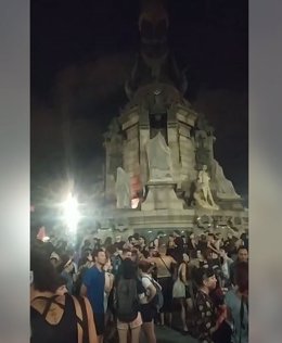 Pequeño incendio en la base de la estatua de Colón en Barcelona, una acción que reivindica el grupo 'El barri resisteix' en su cuenta de Telegram.