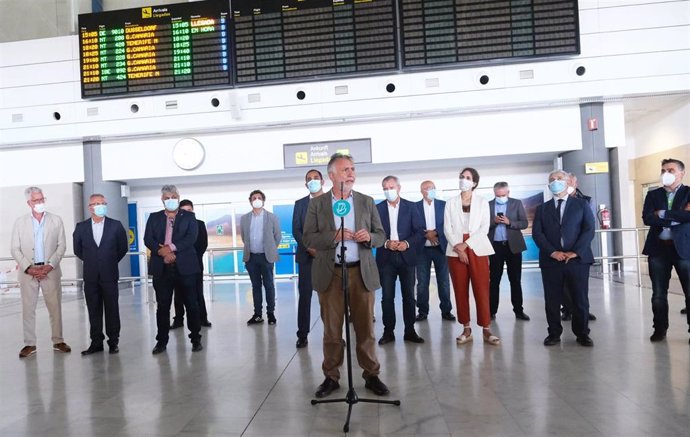 El presidente de Canarias y otras autoridades asisten al acto de recibimiento a los primeros visitantes que llegan al aeropuerto de Fuerteventura tras la apertura de fronteras en el espacio Schengen