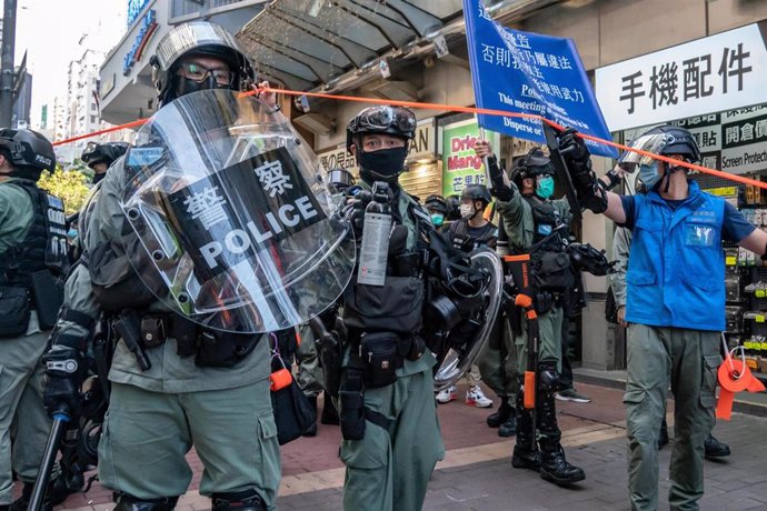 Policías antidisturbios durante una manifestación prodemocrática en Hong Kong