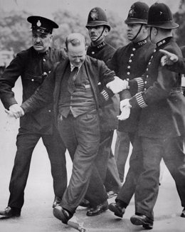 Detención de Patrick McMahon el 16 de julio de 1936 tras intentar asesinar al rey de Inglaterra, Eduardo VIII