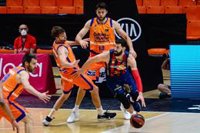 Baskonia resiste a Valencia para pelear la liga