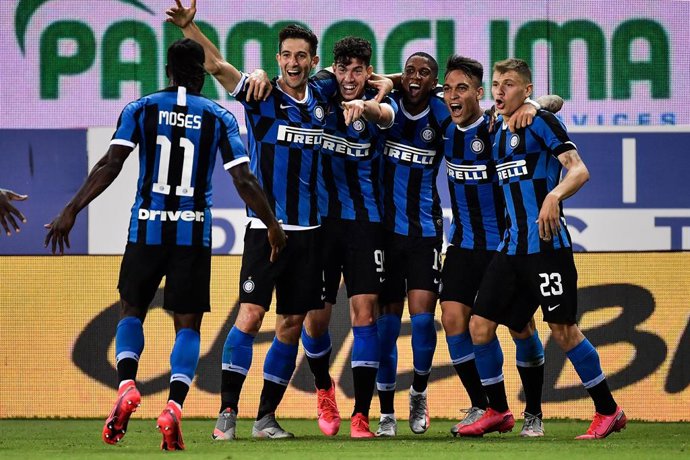 Fútbol/Calcio.- (Crónica) El Inter escapa con tres puntos de Parma y el Milan ve