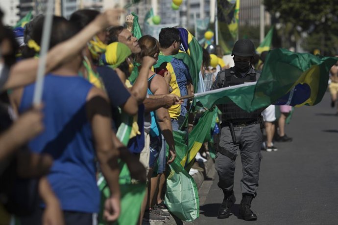 Brasil.- Simpatizantes de Bolsonaro se manifiestan frente a la sede del Ejército