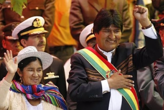 La expresidenta de la Asamblea Legislativa Silvia Lazarte, y el expresidente de Bolivia Evo Morales.