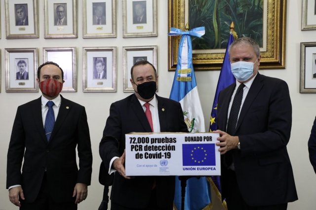 Alejandro Giammatei recibe pruebas diagnósticas del coronavirus donadas por la UE