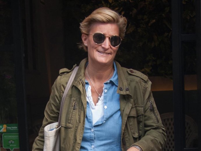 María Zurita saliendo, de lo más sonriente, de un restaurante de la capital madrileño