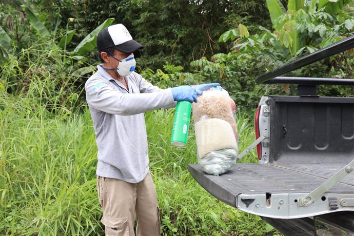 Personas apoyadas por el FEPP y Manos Unidas con la entrega de kits de alimentos (arroz, azúcar, aceite, legumbres y otros) en la provincia de Azuay (Ecuador) en el marco de la pandemia de coronavirus