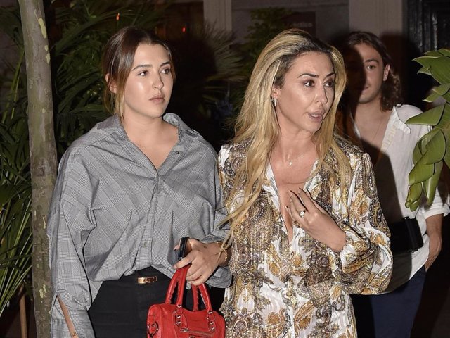 Alba Díaz y Rocío Martín Berrocal abandonan un lujoso restaurante de la capital madrileña
