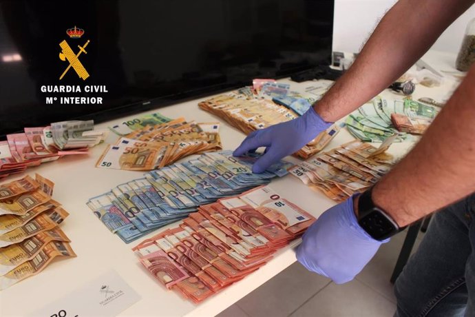 Dinero y material intervenidos por la Guardia Civil dentro de la Operación ZETA