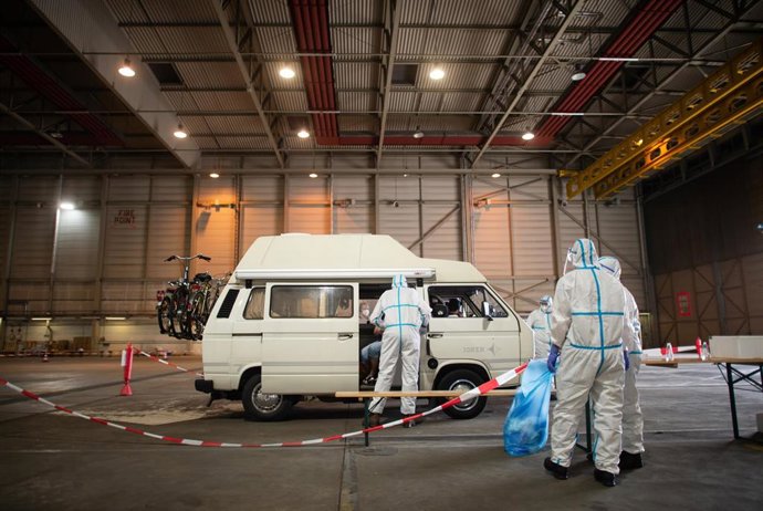 Pruebas de coronavirus a los ocupantes de una furgoneta en el antiguo aeropuerto militar de Guetersloh