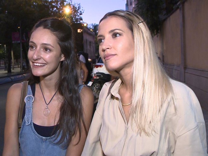 Ana Fernández y Andrea Molina, cómplices en el primer concierto de DVicio tras la desescalada