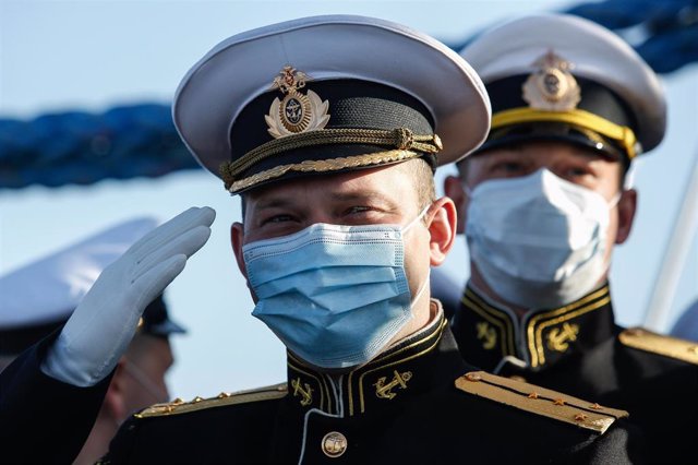 Militares de la Marina rusa en un buque en San Petersburgo durante el desfile del Día de la Victoria