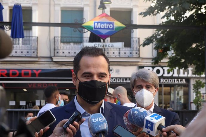 El vicepresidente de la Comunidad de Madrid, Ignacio Aguado, ofrece declaraciones a  los medios de comunicación durante la presentación del cambio de imagen del acceso a la estación de Metro de Chueca con motivo de la celebración del Orgullo LGTBI+ 2020.