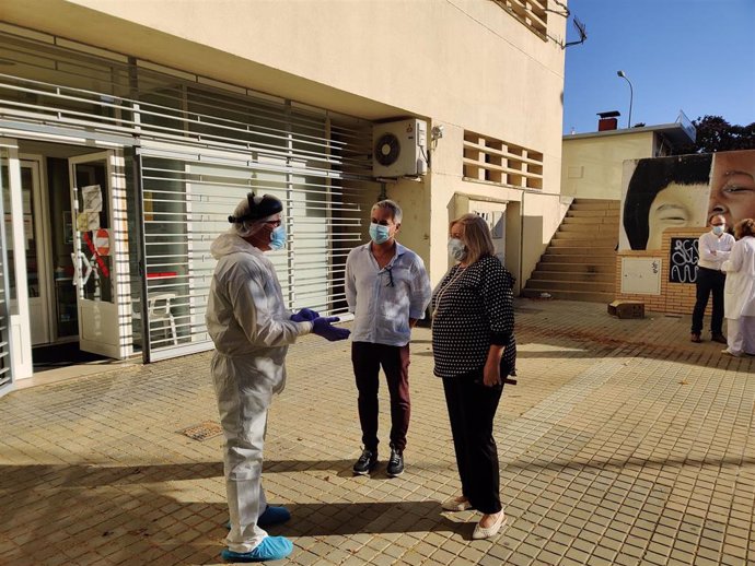 La delegada de Salud y Familias de la Junta en Huelva, Manuela Caro, en su visita al punto Auto-Covid puesto en marcha por el Distrito de Atención Primaria Huelva-Costa en el centro de salud de Adoratrices en Huelva.