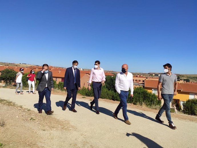 El alcalde de Salamanca, segundo por la izquierda, en su visita al parque de Chamberí.