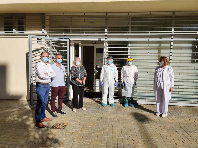 La delegada de Salud en Huelva, Manuela Caro, hen su visita al punto Auto-Covid del centro de salud de Adoratrices en la capital.