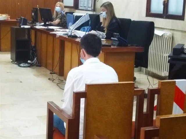 El joven acusado, durante el juicio en la Audiencia de Palma.