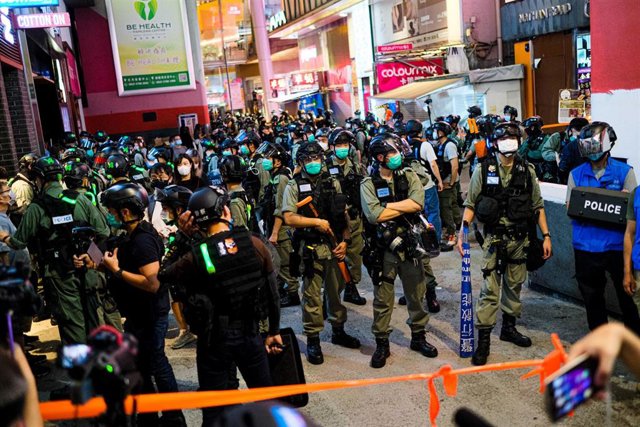 Despliegue de policías antidisturbios en Hong Kong