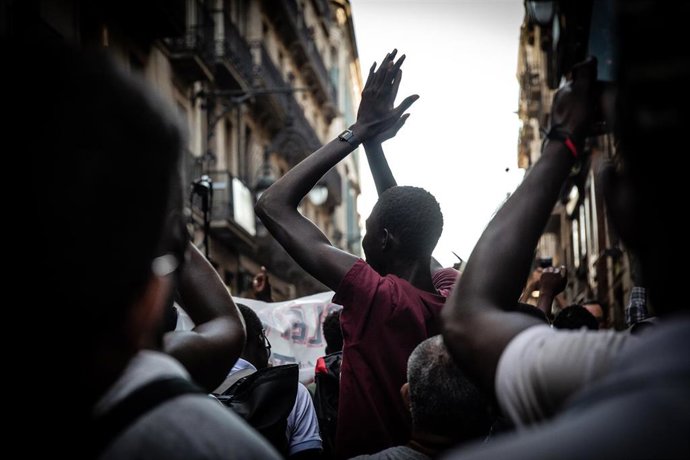 Migrantes concentrados en la Barceloneta y la Via Laietana de Barcelona contra el racismo institucional del Ayuntamiento, en una imagen de archivo de agosto del 2019