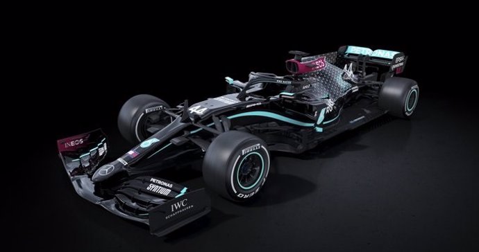Fórmula 1.- Mercedes se pasa al color negro para "luchar contra el racismo y la 