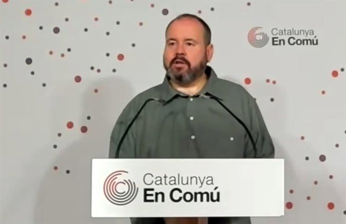 El portavoz de los comuns, Joan Mena, en rueda de prensa.