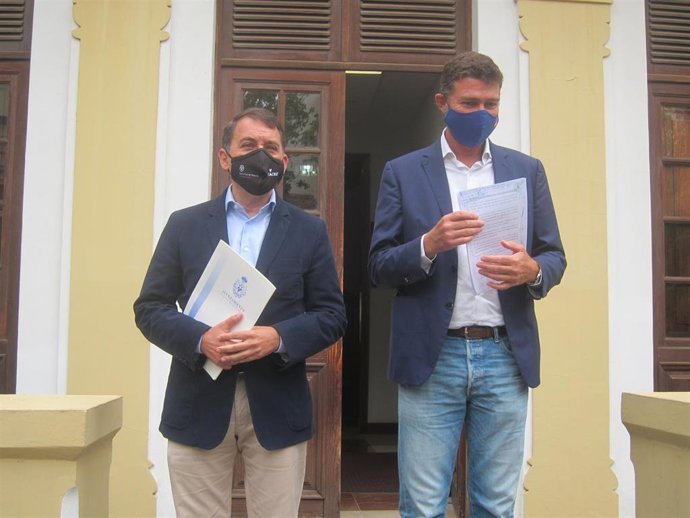 El presidente del Grupo Municipal Socialista, José Manuel Bermúdez y el portavoz del PP, Guillermo Díaz Guerra, tras presentar la moción de censura en el Ayuntamiento de Santa Cruz de Tenerife