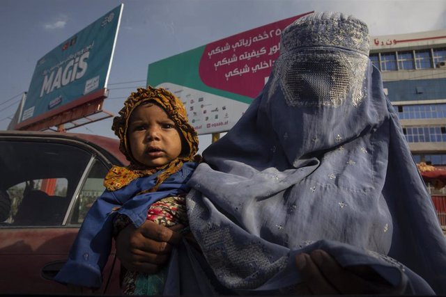 Una mujer con burka con un niño en Afganistán
