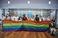 Higueras llama a dejarse de excusas y ser "creativos" poniendo un mástil con la bandera LGTBI a pie de calle