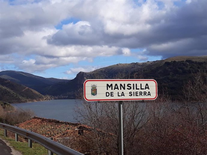 Pueblo de Mansilla con el embalse de fondo