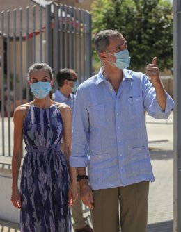 Los Reyes de España , con mascarillas, a la llegada al Centro Social Don Bosco en el Polígono Sur después de la finalización del estado de alarma para conocer de primera mano la situación de la comunidad tras la pandemia
