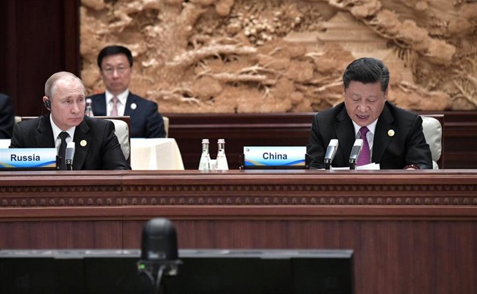 HANDOUT - 27 April 2019, China, Beijing: Russian President Vladimir Putin (L) and Chinese President Xi Jinping attend the Second Belt and Road Forum for International Cooperation (BRF). Photo: -/Kremlin/dpa -
