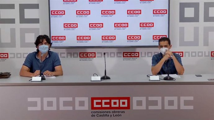 El coordindor de IU en Castilla y León, Juan Gascón, (i) y el secretario autonómico de CCOO, Vicente Andrés, tras la reunión mantenida.