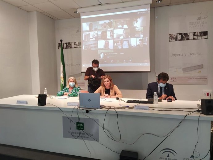 Rocío Blanco interviene en el encuentro de joyería acompañada de Milagrosa Gómez.