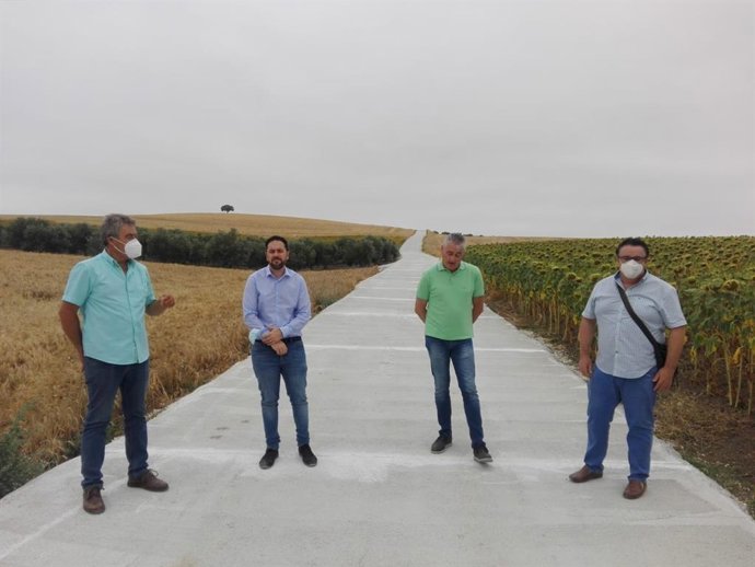 El delegado de Infraestructuras Rurales en la Diputación de Córdoba, Manuel Olmo (segundo por la dcha.) visita el camino 'De las Zorreras'