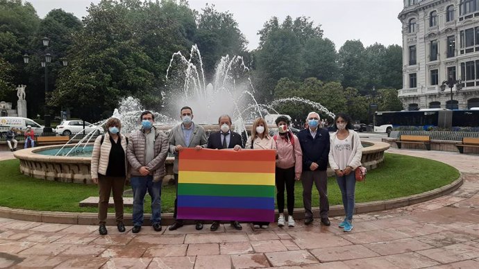 Los concejales del PSOE en el Ayuntamiento de  Oviedo posan con una bandera arcoíris en la plaza de la Escandalera.
