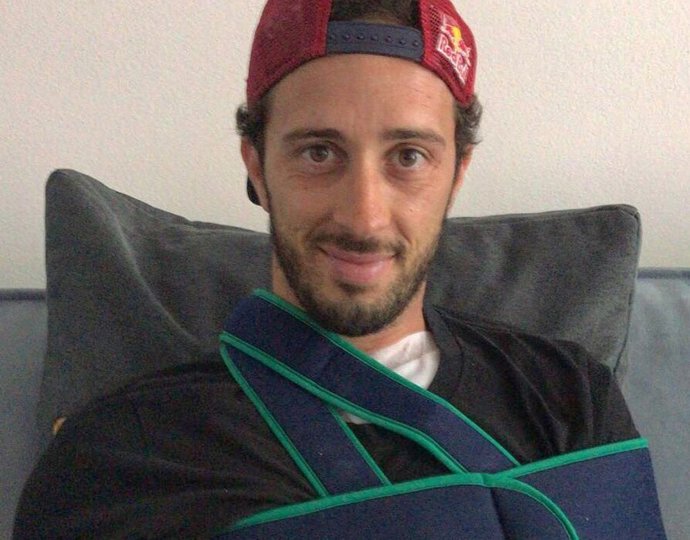 Andrea Dovizioso tras pasar por el quirófano