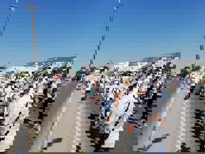 Los feriantes atravesando el Puente de El Arenal