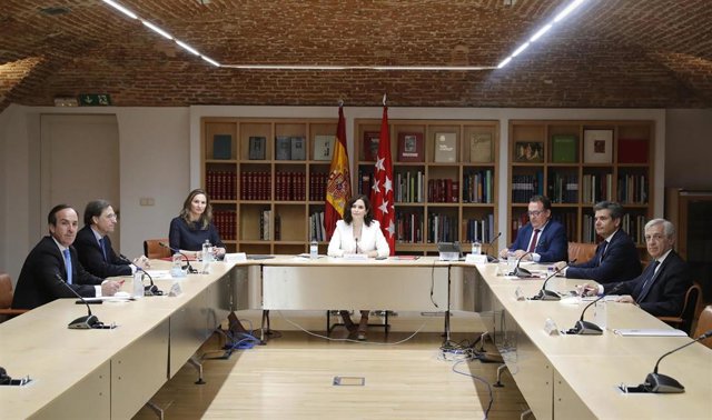 Díaz Ayuso mantiene una reunión con diversas asociaciones de hostelería española y madrileña que conforman la plataforma Juntos por la Hostelería
