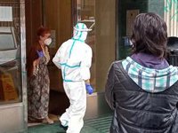 VÍDEO: Continúan en cuarentena los vecinos del inmueble de Santander en el que se ha detectado un brote de coronavirus