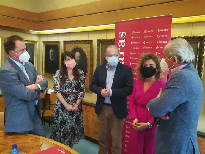 La portavoz del Grupo Parlamentario de Ciudadanos, Laura Pérez Macho, y la diputada Susana Fernández, se reúnen con los presidentes de las Cámaras de Comercio de Oviedo, Gijón y Avilés.