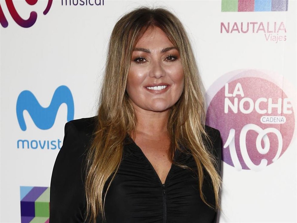 Amaia Montero posa sonriente en la celebración de "La noche de la Cadena 100"