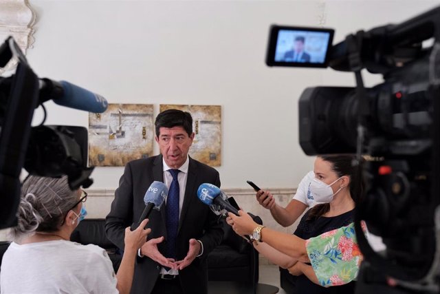 El vicepresidente de la Junta de Andalucía y consejero de Turismo, Regeneración, Justicia y Administración Local, Juan Marín, atiende a los medios.
