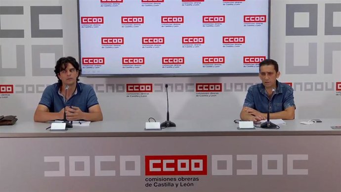 El coordinador de IU en Castilla y León, Juan Gascón, (i) y el secretario regional de CCOO, Vicente Andrés, (d) tras su reunión.