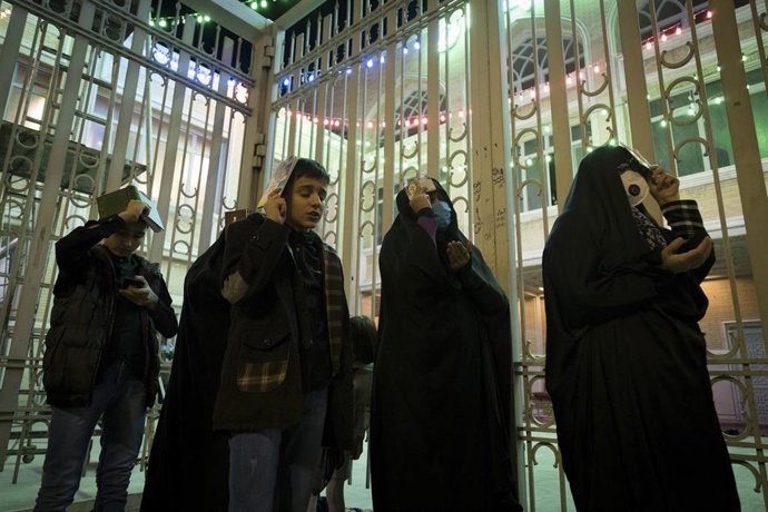 Rezos en una mezquita de Teherán