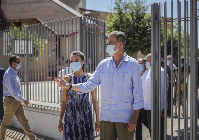 Los Reyes de España, con mascarillas, a la llegada al Centro Social Don Bosco en el Polígono Sur después de la finalización del estado de alarma para conocer de primera mano la situación de la comunidad tras la pandemia 