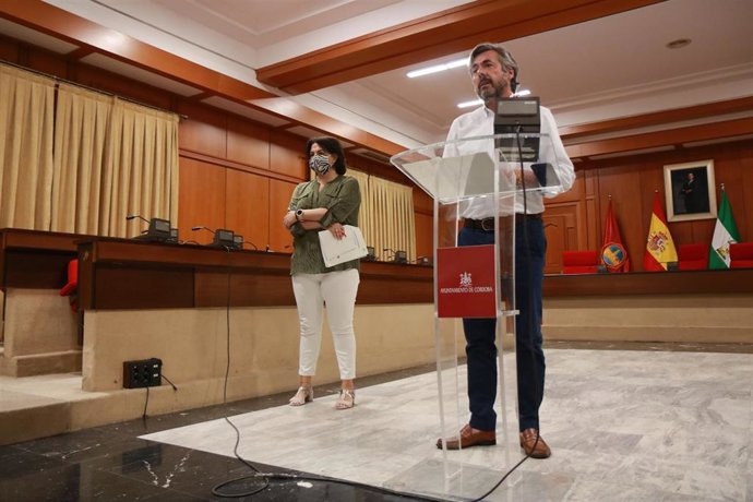 Miguel Ángel Torrico junto a Eva Timoteo.