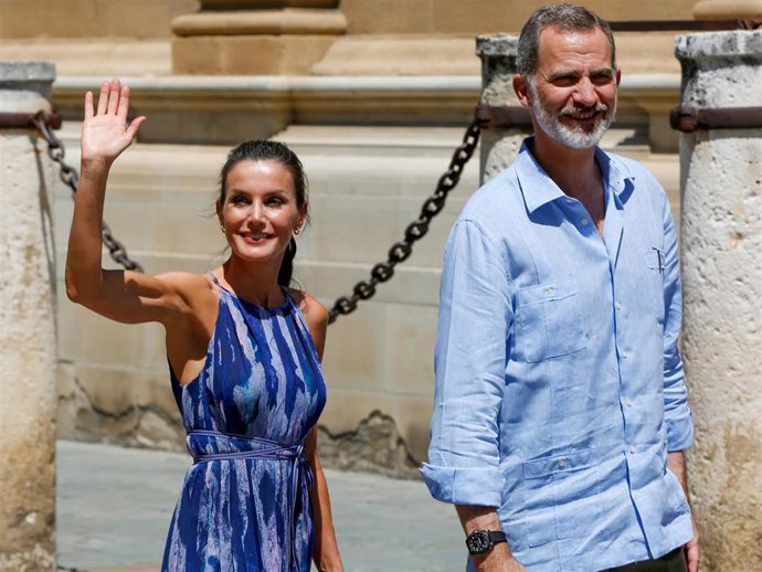 Los Reyes de España realizan un paseo entre la Catedral y el Real Alcázar
