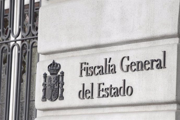 Cartel en la fachada del edificio de la Fiscalía General del Estado.